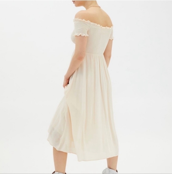 Urban Outfitters Amelia Beige Cream Off Shoulder Smock Midi Dress Sz Small NWT - Picture 4 of 10